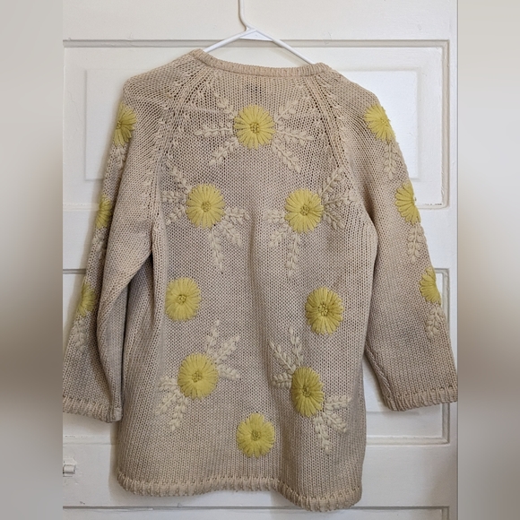 Darling VINTAGE hand-loomed daisy sweater! - Picture 2 of 11